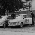 Kuva Jyväskylän Suurajoista vuonna 1964. Vasemmalla luokkavoittoon ajaneiden Wolfgang Knornin ja Jorma Pulkkisen Trabant P600. Oikealla itäsaksalaisten Hans Ullmanin ja Werner Langenin 601-malli.
