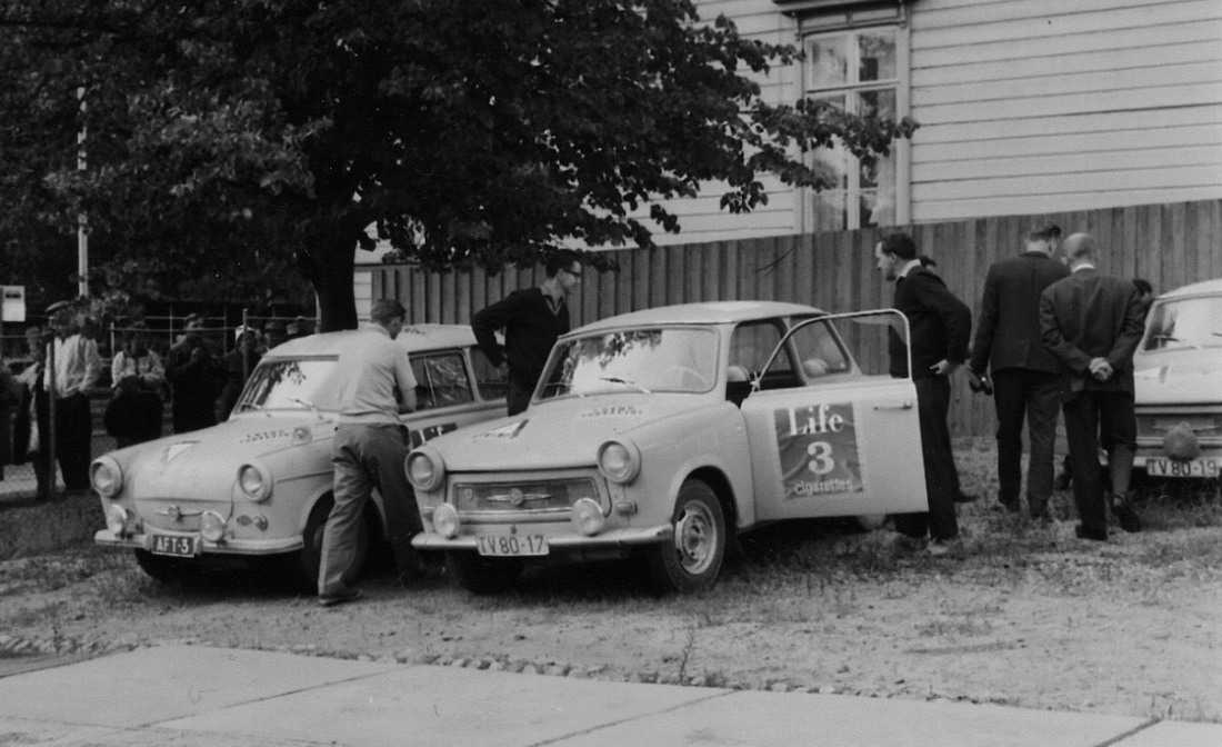Kuva Jyväskylän Suurajoista vuonna 1964. Vasemmalla luokkavoittoon ajaneiden Wolfgang Knornin ja Jorma Pulkkisen Trabant P600. Oikealla itäsaksalaisten Hans Ullmanin ja Werner Langenin 601-malli.